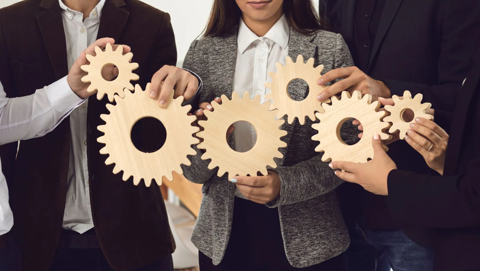 Profesionales de informática de JM Grupo trabajando en la oficina